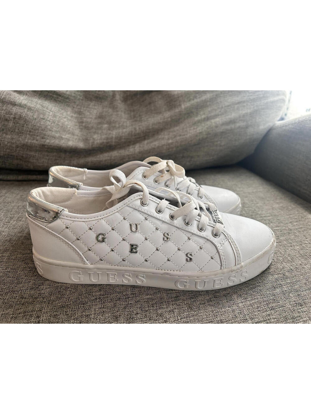 Guess Gladiss Sneakers Womens 9.5 Silver Accents Guess Spell Out White